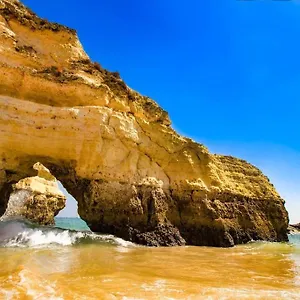 praia-da-rocha-charming-sea-apartment-with-an-amazing-pool.hotelaalgarve.com/